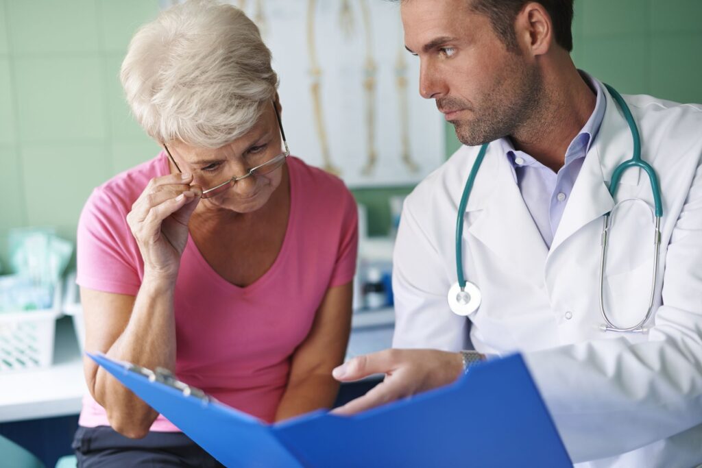 médecin discutant du placement en EHPAD Alzheimer avec un senior